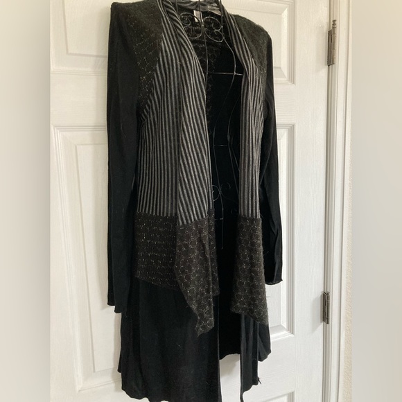 BJE very Cute cardigan. Size Small - Picture 2 of 4